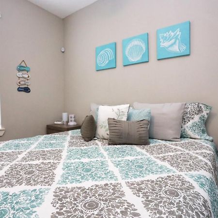 Hidden Hideaway! Bungalow 2 Blocks From The Beach! Sleeps 3 Villa Galveston Exterior photo
