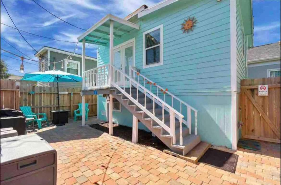 Hidden Hideaway! Bungalow 2 Blocks From The Beach! Sleeps 3 Villa Galveston Exterior photo