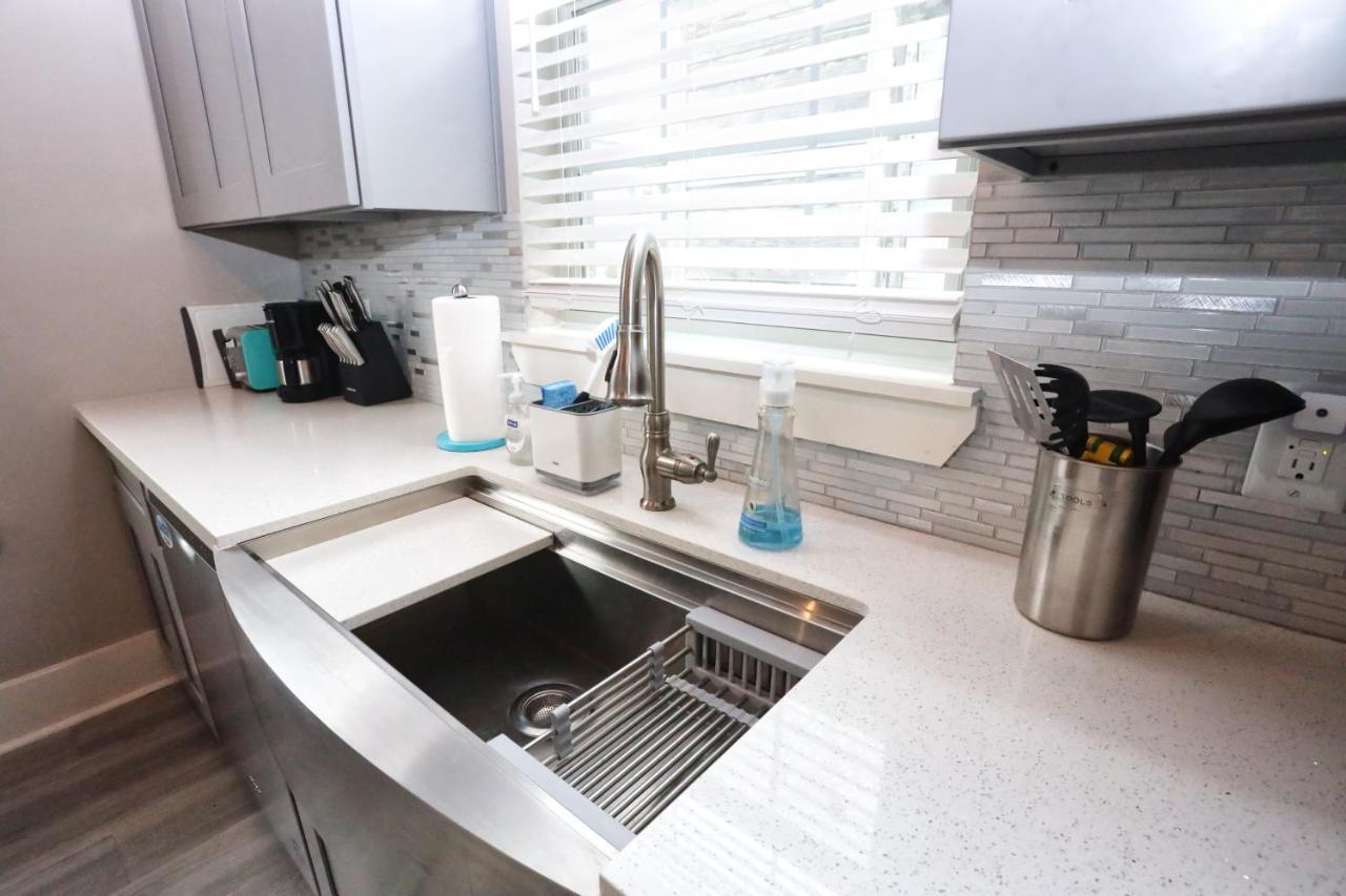 Hidden Hideaway! Bungalow 2 Blocks From The Beach! Sleeps 3 Villa Galveston Exterior photo