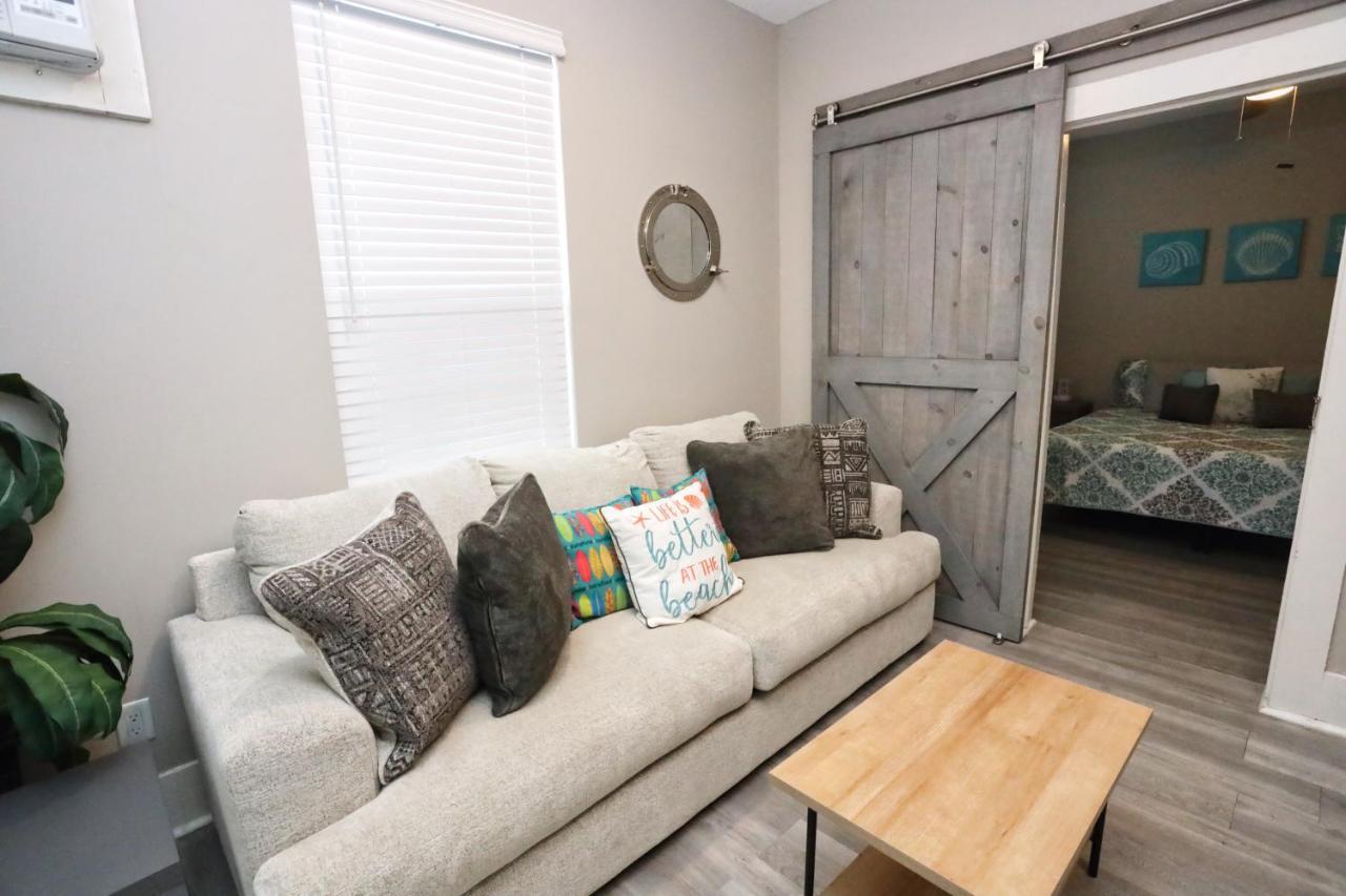Hidden Hideaway! Bungalow 2 Blocks From The Beach! Sleeps 3 Villa Galveston Exterior photo