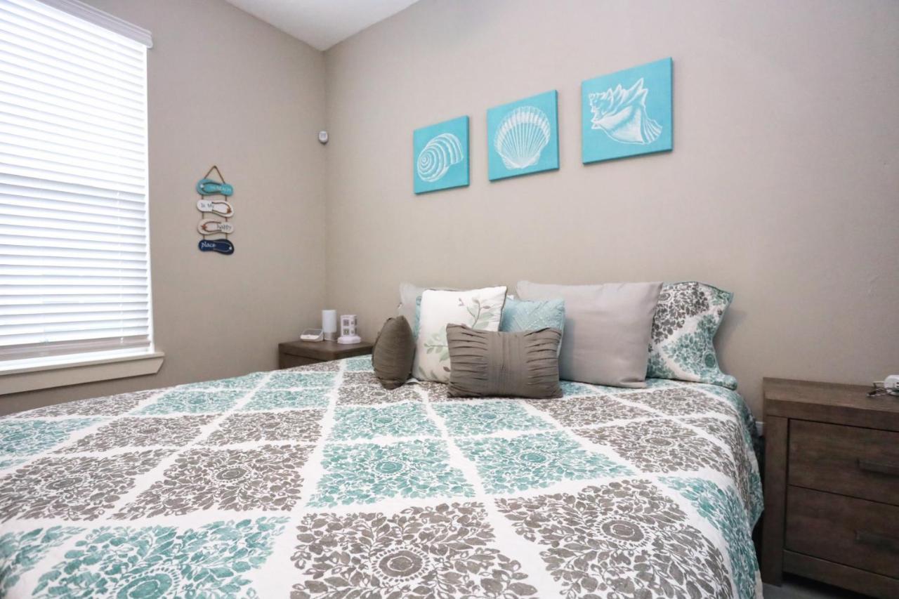 Hidden Hideaway! Bungalow 2 Blocks From The Beach! Sleeps 3 Villa Galveston Exterior photo