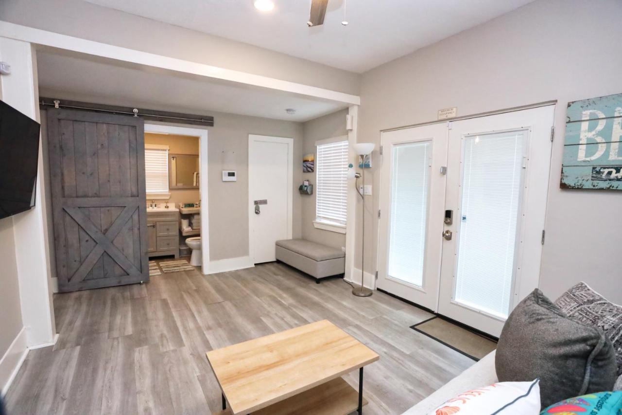 Hidden Hideaway! Bungalow 2 Blocks From The Beach! Sleeps 3 Villa Galveston Exterior photo