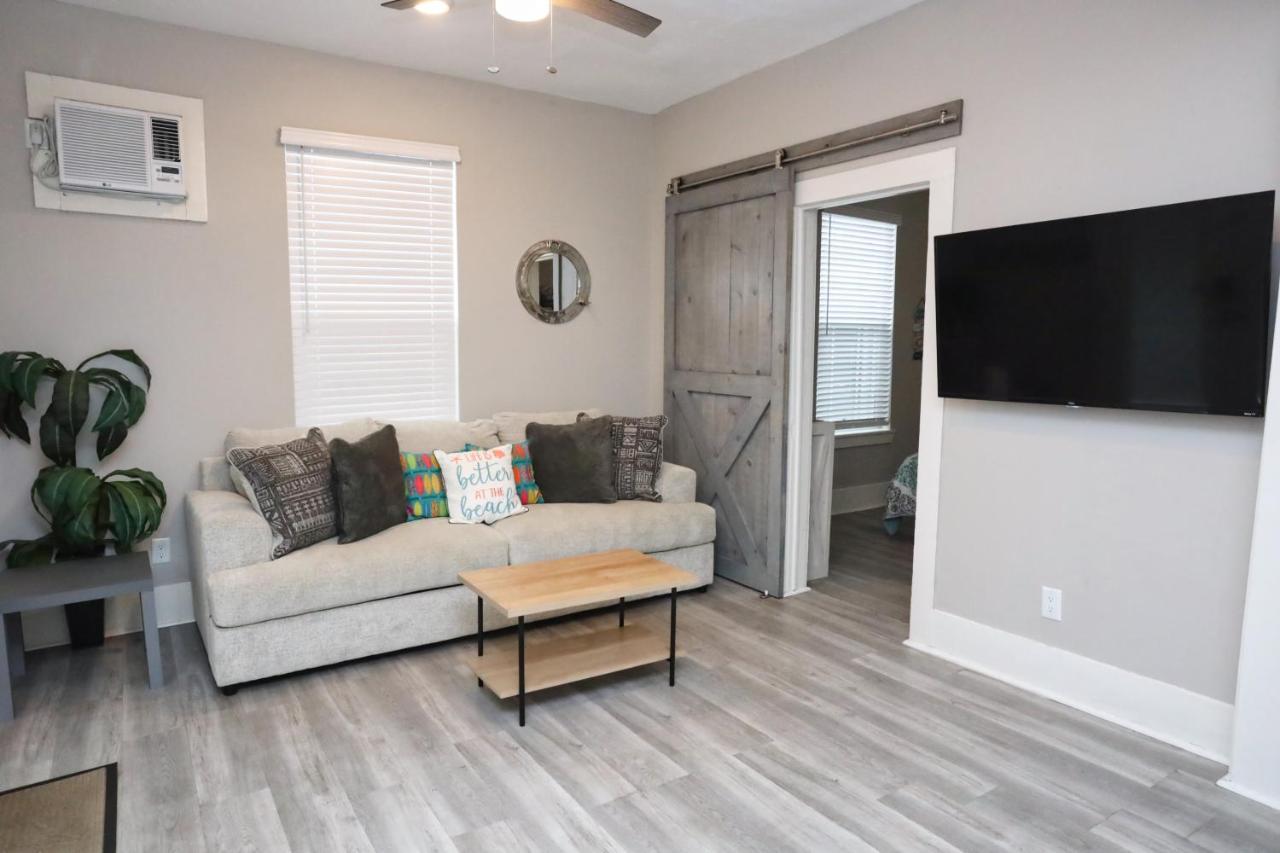 Hidden Hideaway! Bungalow 2 Blocks From The Beach! Sleeps 3 Villa Galveston Exterior photo