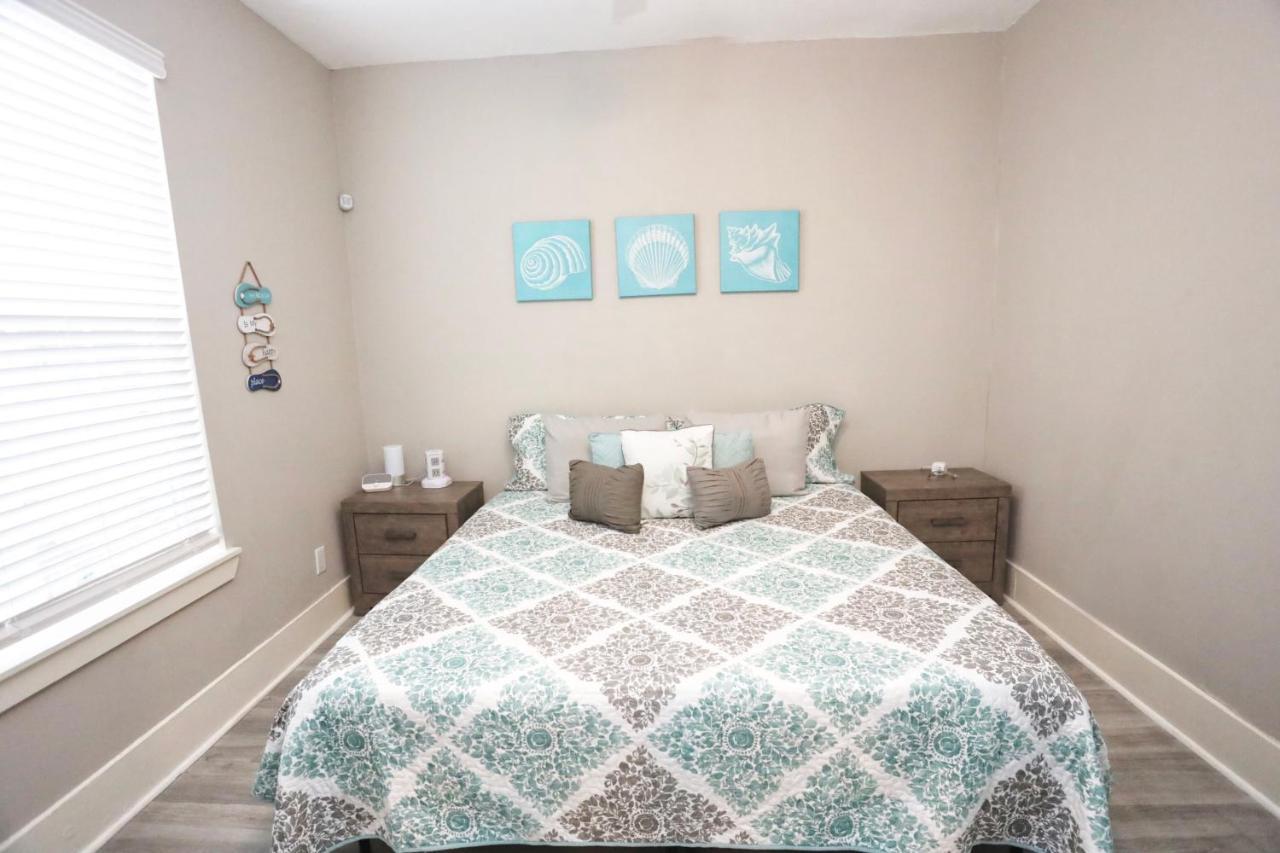 Hidden Hideaway! Bungalow 2 Blocks From The Beach! Sleeps 3 Villa Galveston Exterior photo